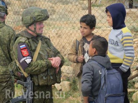 Трогательные кадры: Как бежавшие от боевиков дети Гуты не хотели отпускать российских военных (ФОТО, ВИДЕО)