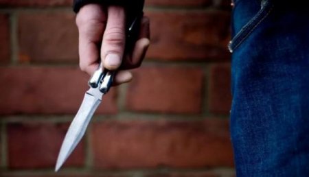 В Сургуте преступник напал с ножом на прохожего в торговом центре