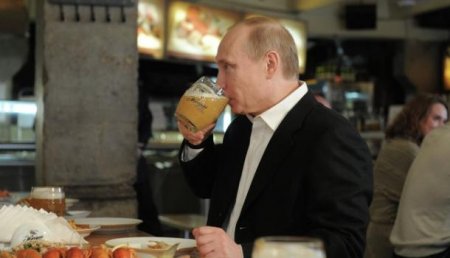 Путин рассказал, что время от времени получает в подарок от Меркель пиво