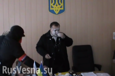 Типичная Украина: «Активисты» напали на чиновника в его кабинете (ВИДЕО 18+)