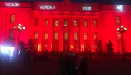 Здание Верховной Рады на ночь окрасили в цвет крови и «заразили» туберкулезом
