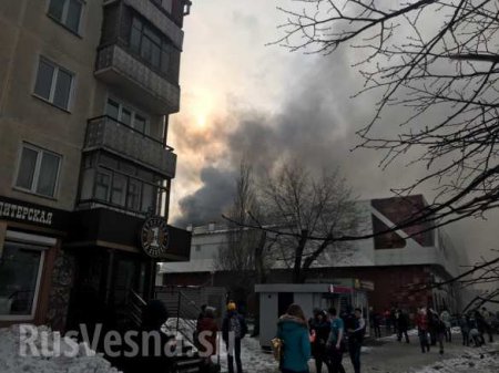 Люди выпрыгивают из горящего здания ТЦ в Кемерово — опубликованы ужасные кадры (+ФОТО, ВИДЕО)