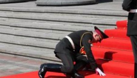 О вреде длинных речей: уже четвертый солдат упал в обморок по время выступлений Порошенко