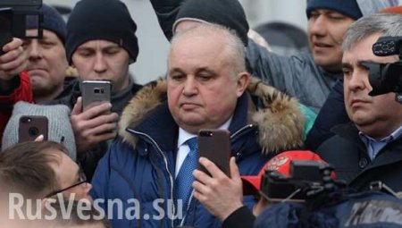 Вице-губернатор Кузбасса встал на колени перед родственниками погибших при пожаре в ТЦ (+ВИДЕО, ФОТО)