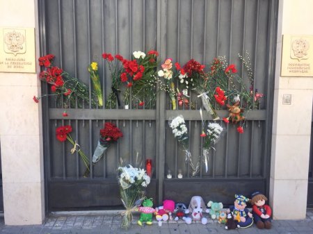 Цветы, игрушки и свечи: По всему миру люди идут к посольствам России из-за трагедии в Кемерово (ФОТО, ВИДЕО)