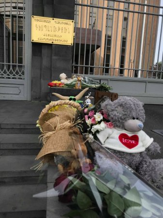 Цветы, игрушки и свечи: По всему миру люди идут к посольствам России из-за трагедии в Кемерово (ФОТО, ВИДЕО)