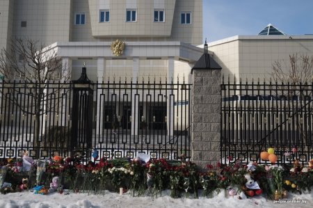 В знак солидарности: в Белоруссии приспущены флаги и отменены развлекательные ТВ-программы (ФОТО)