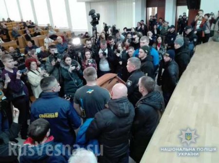 В Николаеве «активисты» преодолели кордон полиции и рвутся в обладминистрацию (+ВИДЕО, ФОТО)