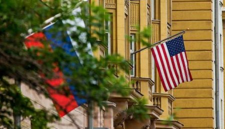 Дипломаты США покинули здание посольства в Москве