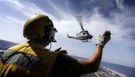 В Средиземное море во время учений рухнул вертолет ВМС Италии
