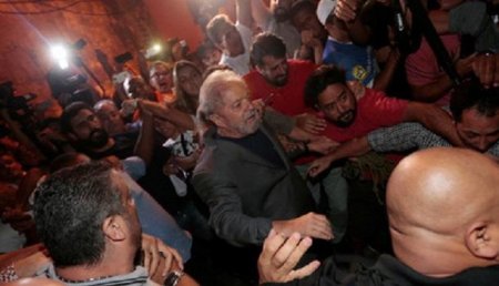 Бывший президент Бразилии сдался полиции