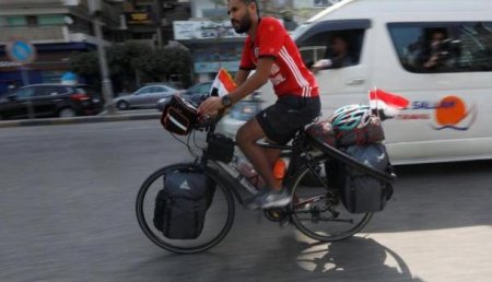 Египетский болельщик отправился на чемпионат мира в Россию на велосипеде