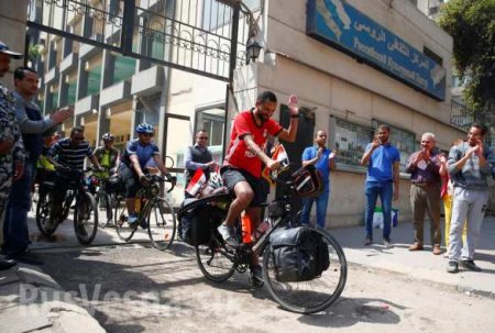 Египтянин выехал на ЧМ—2018 в Россию на велосипеде (ФОТО)