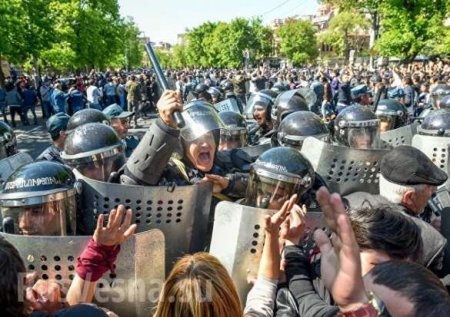 В Армении лидер оппозиции объявил «бархатную революцию» (ФОТО, ПРЯМАЯ ТРАНСЛЯЦИЯ)