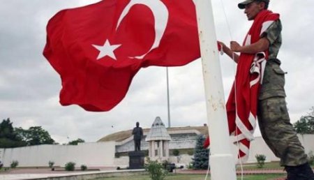 «Детские провокации»: Турция угрожает Греции из-за установки флага на спорном острове