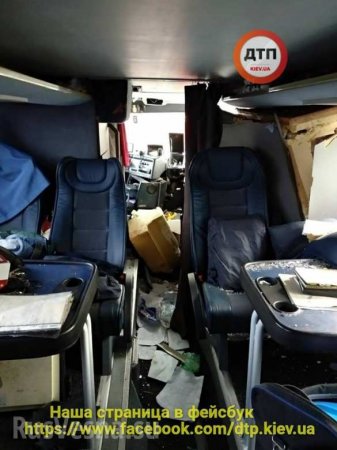 В Чехии ось от трактора напала на автобус с украинцами (ФОТО)