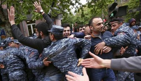 Полиция Армении стянула крупные силы в центр Еревана, куда собираются оппозиционеры