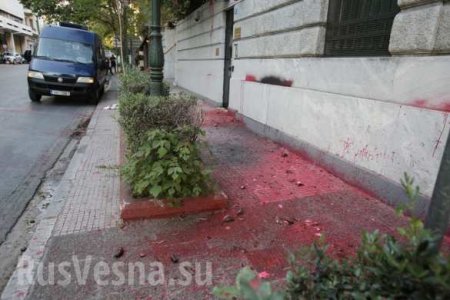 Посольство Франции в Афинах облили краской из-за ударов по Сирии (ФОТО)