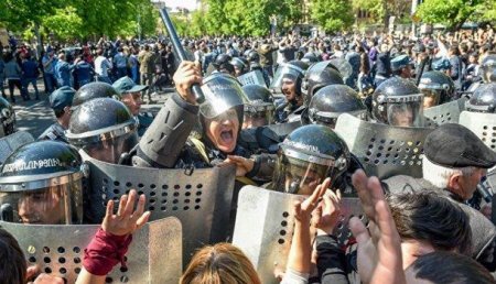 К оппозиции в Ереване присоединились «люди в военной форме»