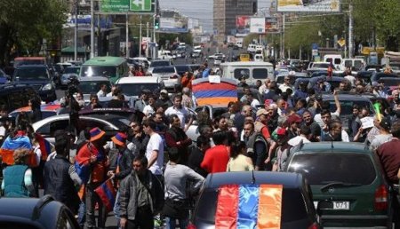 В Ереване протестующие перекрывают дороги