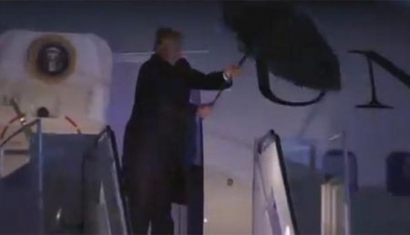 Дональд Трамп проиграл в схватке с собственным зонтом (ВИДЕО)