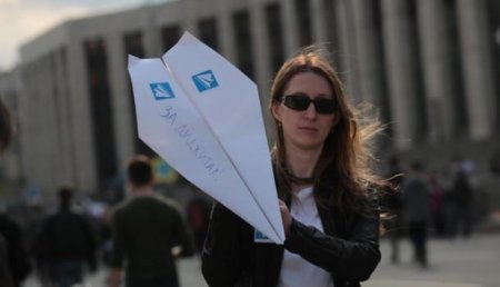 Собирали на митинг аж трое: Навальный, Удальцов и Дуров — над проспектом Сахарова кружились Telegram-самолеты