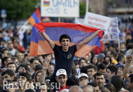 В центре Еревана собрались сотни людей в ожидании выборов нового премьера Армении (ВИДЕО)