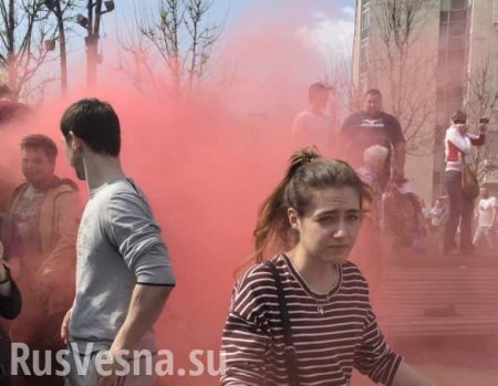СРОЧНО: Оппозиция напала на ОМОН и казаков, Навальный задержан, начались столкновения (ВИДЕО)
