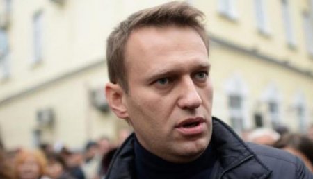 Брыкающегося Навального за ноги и руки вынесли с митинга «против царя»
