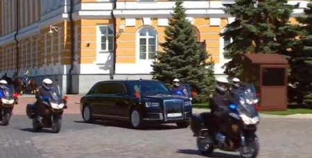 Путин прибыл на инаугурацию на новом автомобиле из проекта «Кортеж» (+ВИДЕО)