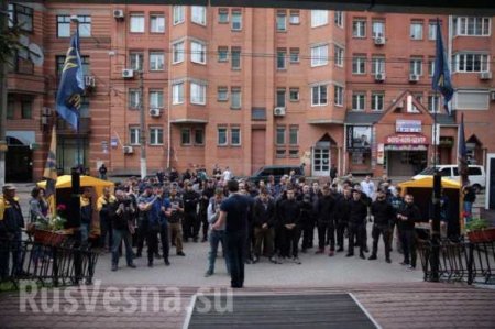 «Не допустим трансляцию!» — неонацисты в Киеве заблокировали телеканал «Интер» (ФОТО)