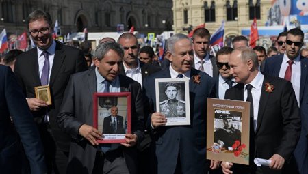 Премьер Израиля прошёл по Красной площади с портретом Героя СССР (ФОТО)