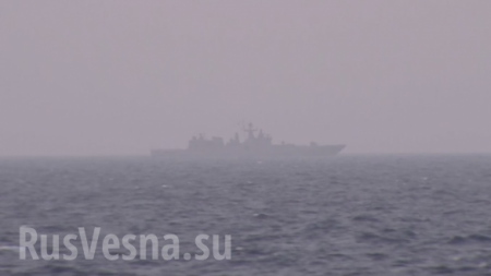 Российский фрегат установил наблюдение за авианосцем США у берегов Сирии (ФОТО)