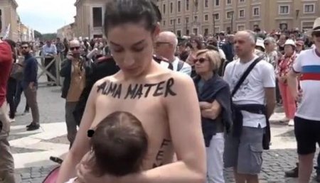 В День матери секстремистка Femen кормила ребенка грудью в центре Ватикана