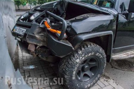 Украинский «патриот» на автомобиле с тризубом врезался в пиццерию и сбежал, бросив раненых жену и детей (+ВИДЕО, ФОТО)
