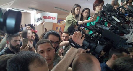В Ереване протестующие ворвались в здание мэрии (ФОТО, ПРЯМАЯ ТРАНСЛЯЦИЯ)