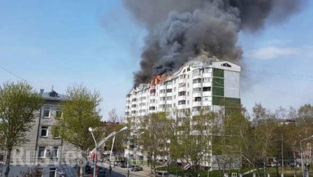 Площадь возгорания 700 кв. м: в Южно-Сахалинске пылает 10-этажный дом (ФОТО, ВИДЕО)