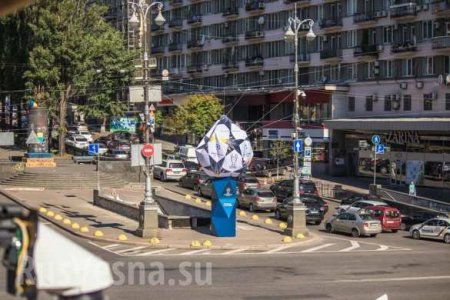 Символично: в центре Киева сдулся футбольный мяч Лиги чемпионов (ФОТО)