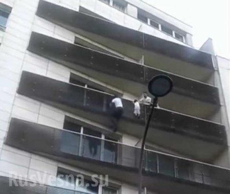 Головокружительный подъём по балконам: мигрант спас 4-летнего малыша (ФОТО, ВИДЕО)