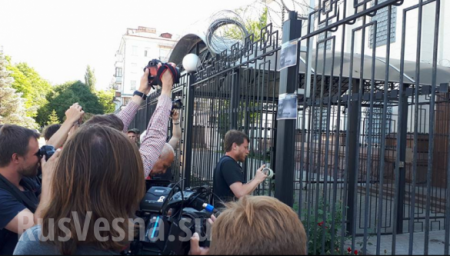 Забор посольства России в Киеве облепили фотографиями убитого Бабченко (ФОТО, ВИДЕО)