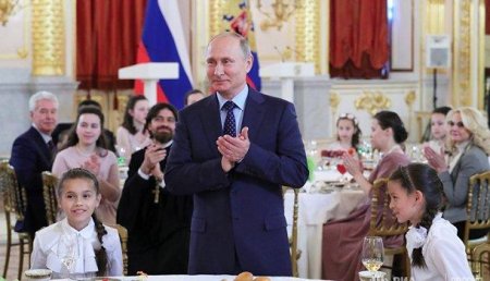 Путин дважды прервал своё выступление в Кремле из-за плача ребенка