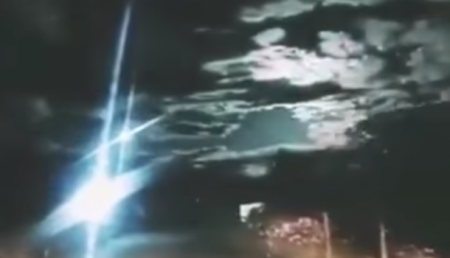 Появилось эффектное видео падения метеорита в Китае