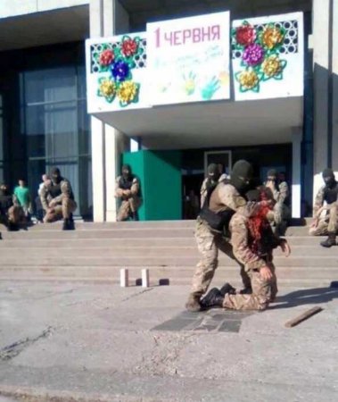 «Страна счастливого детства»: Украинские спецназовцы «перерезали горло» друг другу на детском празднике (ВИДЕО)