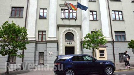 ЛГБТ-флаг над посольствами США и Великобритании в Минске, — что это было? (ФОТО, ВИДЕО)