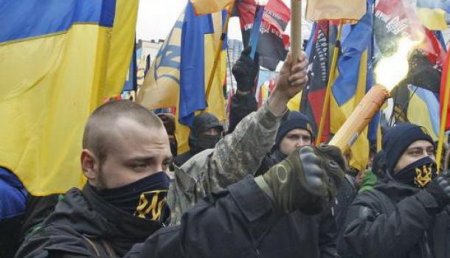 «Чужеземец, молись, чтобы правоохранители нашли тебя первыми»: в Киеве нацисты раздают туристам познавательные брошюры