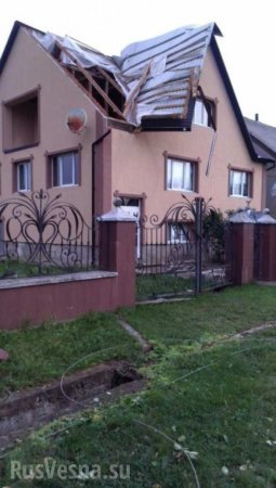 На Украине ураган оставил без крыш десятки домов (ФОТО)