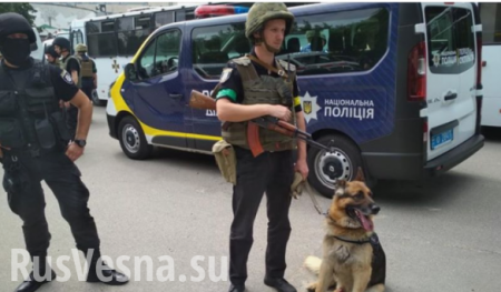 В Киеве психбольницу окружили автоматчики с собаками (ФОТО)
