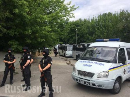 В Киеве психбольницу окружили автоматчики с собаками (ФОТО)