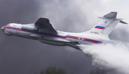 В Подмосковье Ил-76 сбросил 40 тонн воды на полицейских