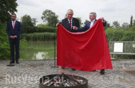 Президент Чехии сжег на костре красные трусы (ФОТО, ВИДЕО)